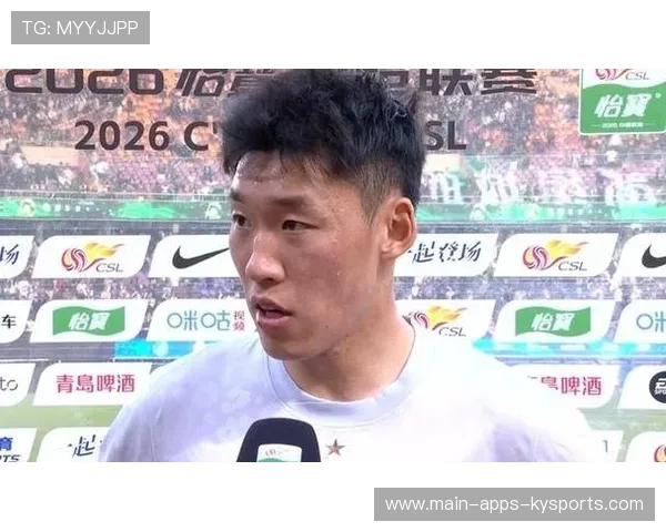 朱辰杰禁区内抢断马莱莱，稳固申花防线根基