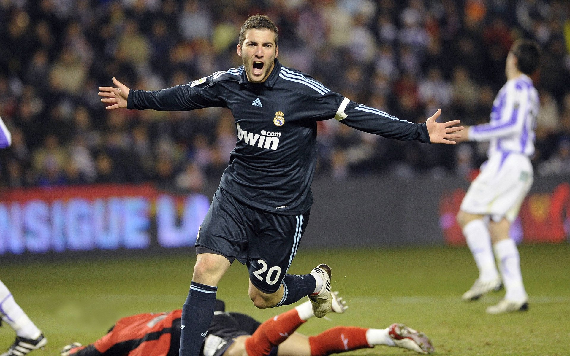 19岁荷兰新带刀后卫荷甲横空出世5大欧洲豪门疯抢，荷兰足球后卫